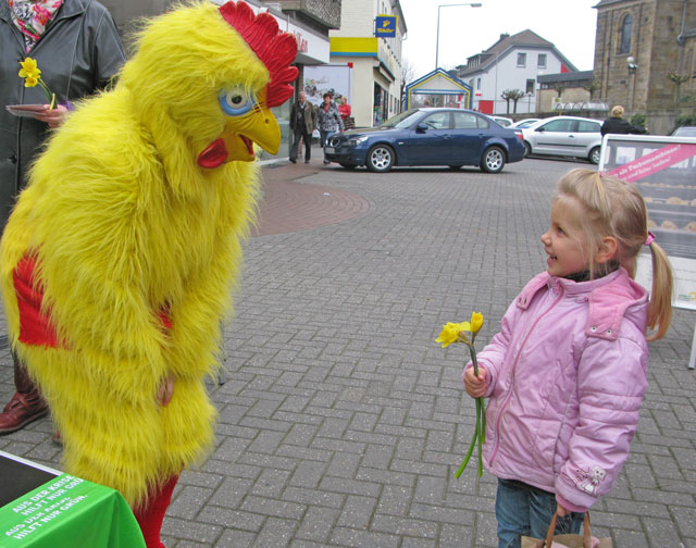 Am 9. März verteilt ein „Huhn“ Ostereier an die Passanten auf der Mittelstraße. Archivfoto: Bosse
