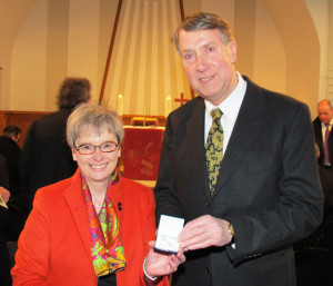 Als Vorstandsvorsitzende der Stiftung Lühlerheim überreichte Elke Landers das Kronenkreuz in Gold an Dr. Manfred Wüstemeyer. Foto Scheffler