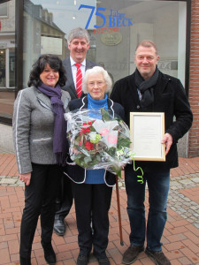 Bürgermeister Ernst-Christoph Grüter überreichte Gaby Beck, Irmgard Hüttemann und Günther Beck eine Urkunde als Dankeschön. Foto Scheffler