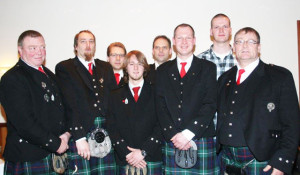 Das Foto zeigt den neuen Vorstand der Musikgruppe „McBricht Greenland Pipes & Drums". Foto privat
