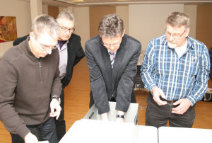 Norbert Dahlhaus (2.v.r.) nimmt unter dem prüfenden Blicken von Aufsichtsrat und Wahlausschuss die Stimmzettel aus der Wahlurne. 