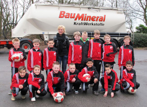 Die Hertener Firma „Baumineral“ hat der Fußball-E-Jugend des SV Schermbeck schicke Trainingsanzüge geschenkt. Foto Scheffler 
