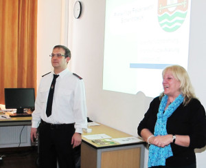 Für einen Vortrag über die Feuerwehr konnte die Netzwerk-Vorsitzende Elke Volkmann (r.) den Altschermbecker Oberbrandmeister Frank Schumann (l.) gewinnen. Foto Scheffler