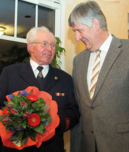 Bürgermeister Grüter (r.) gratulierte Werner Walbrodt zur 60-jährigen Zugehörigkeit zur Feuerwehr. Foto Scheffler