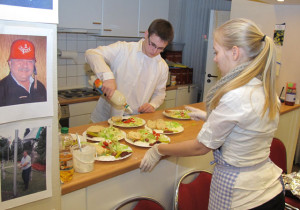 In der Cafeteria des Rathauses wurde von den Gesamtschülern ein Drei-Gang-Menü zubereitet. Foto Scheffler