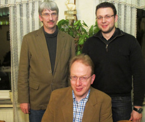 Vorsitzender Klaus Kohlenbrenner (sitzend) wird im Vorstand von Johannes Ebbert und Jan Kleinlosen (stehend, v.l.) unterstützt. Foto Scheffler