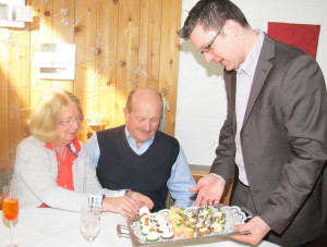 Johannes Mühlenbrock half beim Servieren von Fingerfood in "Nappenfeld´s Restaurant". Foto Scheffler