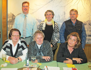 Zum Vorstand des VdK-Ortsverbandes Schermbeck gehören Hildegard Heyne, Renate Perrei, Martina Klobusch (vorne v.l.), Thomas Perrei (hinten l.) und Willi Schroer (hinten r.). Abgebildet ist auch die stellvertretende Kreisvorsitzende  Erika Heckmann (hinten, Mitte). Foto Scheffler