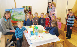 Die Dorstener Künstlerin Monika Winterberg (l.) zeigte den Kindern der „Bienen“-Gruppe und deren Leiterin Svenja Kelch (r.), wie man mit Acrylfarben malen kann. Foto Scheffler