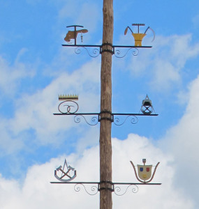 Die obere Hälfte der Zunftzeichen zeigt (von unten nach oben) die Zeichen für Dachdecker und Maler, für Bäcker und Müller sowie für Sattler und Bauer. oto Scheffler