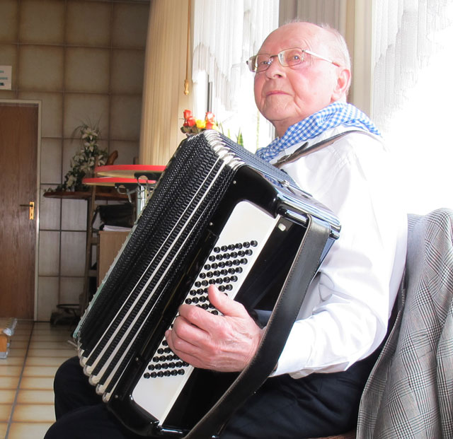 Manfred Franke unterhielt die Gäste mit beschwingten Akkordeonklängen. Foto Scheffler