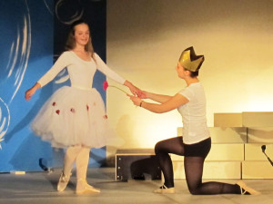 Pia und Nele König vertanzten in ihrem kurzen Ballettauftritt Tschaikowskys märchenhaftes „Panorama aus Dornröschen“. Foto Scheffler