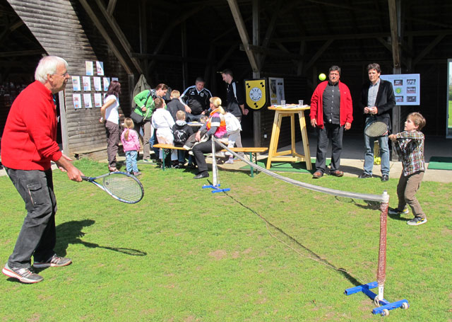 Am Stand des Altschermbecker Tennisclubs spielten Kinder gegen Vorstandsmitglieder Tennis. Foto Scheffler