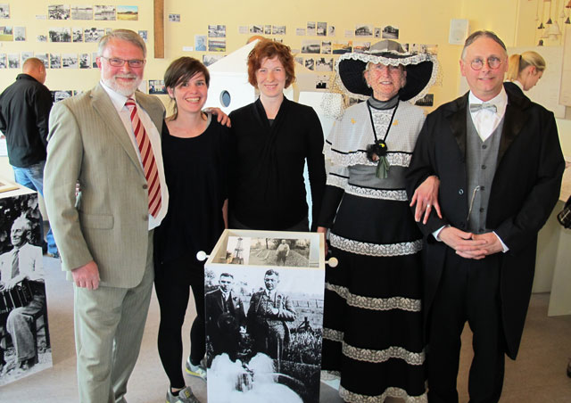 Jürgen Höchst und Marianne Becks begrüßten am Montagabend im historischen Outfit die Besucher einer Ausstellung, die von Mareike Hundt, Johanna Unterberg und von Egon Unterberg (von rechts) gestaltet wurde. Foto Scheffler