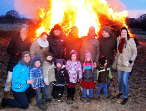 Zum Brichter Osterfeuer kamen zahlreiche Familien mit ihren Kindern. RN-Foto Scheffler