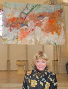 Die Deutener Künstlerin Regina Schumachers hat das große Acrylbild gemalt, das jetzt über dem Altar der Ludgeruskirche hängt. Foto Scheffler