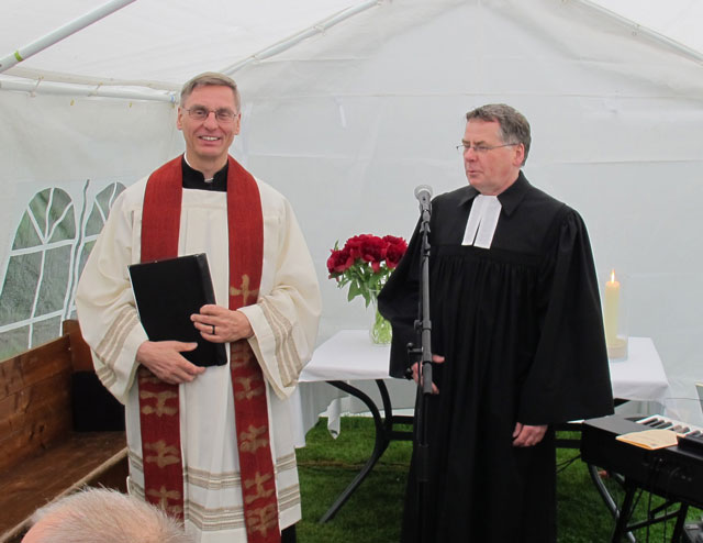 Pastor Klaus Honermann (l.) und Pfarerr Dieter Hofmann (r.) feierten  mit mehr als 100 Besuchern einen ökumenischen Gottedienst. Foto Scheffler