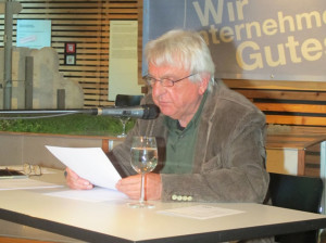 Ralf Thenior rezitierte Passagen aus Gustav Sacks erstem Roman „Ein verbummelter Student“, dessen Handlungsstränge auch das Schloss Raesfeld berühren, aus Gedichten, aus Sacks Betrachtungen zu Schriftstellern und Literaten sowie aus seinem Tagebuch. Foto Scheffler