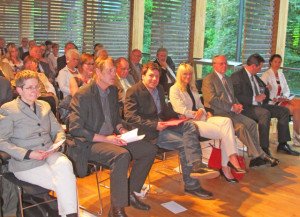 Professor Dr. Walter Gödden gratulierte dem Preisträger Dr. Steffen Stadthaus ebenso wie die LWL-Kulturdezernentin Dr. Barbara Rüschoff-Thale (2. bis 4. v. l.). Foto Scheffler 