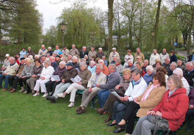 In unmittelbarer Nähe des Gahlener Maikranzes beteiligten sich etwa 130 Gäste auf dem Platz vor der Dorfmühle am offenen Singen des Männergesangvereins Gahlen-Dorf.Foto Scheffler 