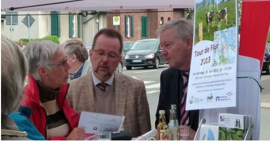 Landrat Dr. Ansgar Müller (links) und der Moerser Bürgermeister Norbert Ballhaus beim Marktgespräch