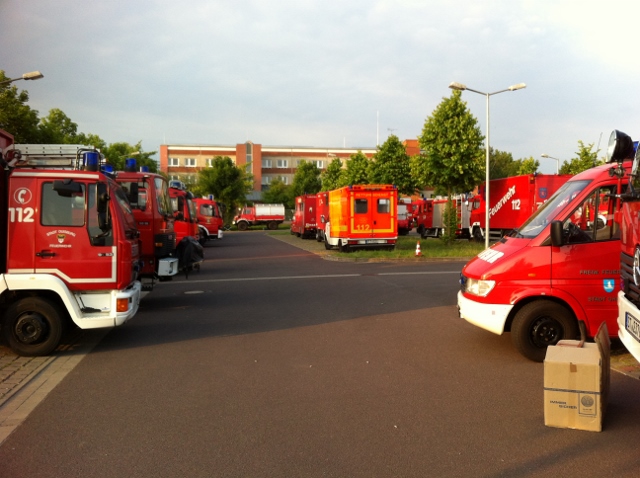 Die Fahrzeuge der Bereitschaft 1 an ihrem Bereitstellungsraum  (Foto: Feuerwehr Schermbeck) 