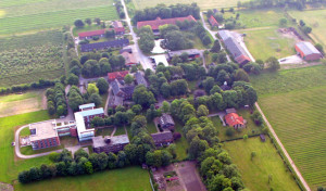 Auf dem Luftbild, welches das gesamte Lühlerheim zeigt, erkennt man unten links die Seniorenwohnanlage „Bossow-Haus“. Luftbild Scheffler