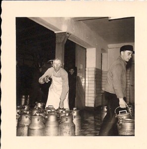 1957: Milchkannenprobe in der Molkerei Damm. Foto: Erich Sonsmann