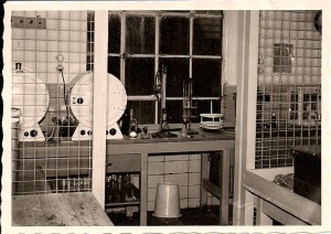 1957: Im Laboratorium der Dammer Molkerei. Foto: Erich Sionsmann