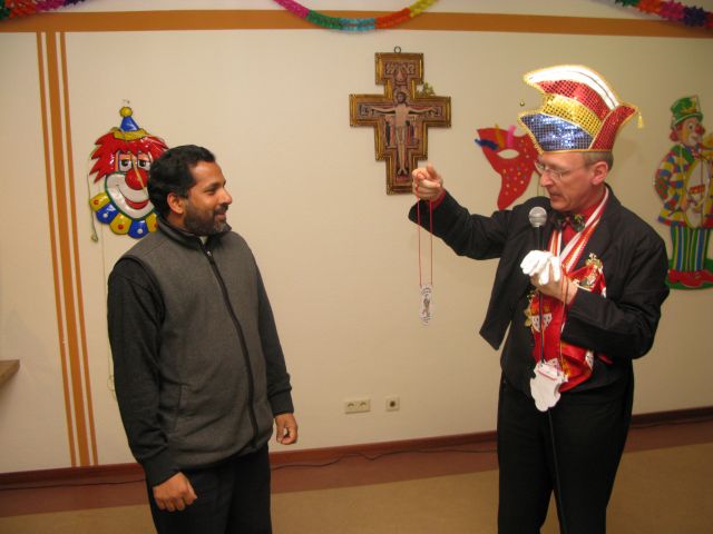 Am 1. Februar 2008 beteiligte sich Pater Antony (l.) an der Karnevalsfeier im Marienheim. Vom Einrichtungsleiter Klaus P. Optenhövel (r.) erhielt er einen Orden. Foto: Helmut Scheffler