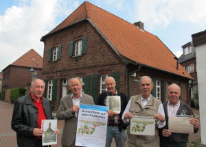 Die Vorstandsmitglieder Rolf Blankennagel und Hans Zelle freuen sich ebenso wie der Museumsführer Peter Schwanenberg über die Postkarten der beiden maßgeblichen Leihgeber Erich Rütter und Gerd Graaf (v.l.). RN-Foto Scheffler