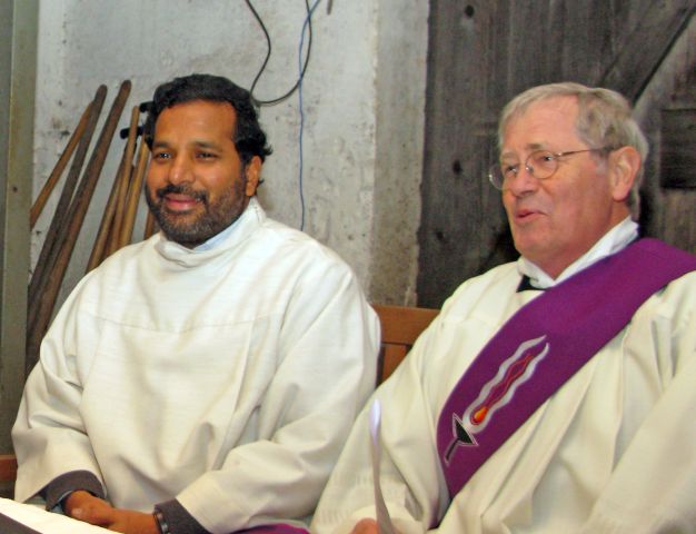 Das Foto zeigt Pater Antony (l.) und Diakon Ekkehard Liesmann am 19. Dezember 2012 beim "Gottesdienst" im Stall auf dem Hof Große-Gehling in Uefte. Foto: Helmut Scheffler