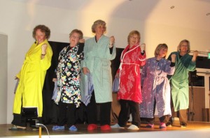 Das eineinhalbstündige Comedy-Programm der „Wa(h)ren Dorffrauen“ bereitete den Damm-Brichter Landfrauen sichtliche Freude. Foto Scheffler 