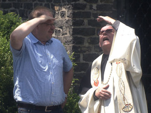 Live-Szene: Pastor Ulrich Bals (r.) steht fassungslos neben Martin Wieschus (l.) und jammert immerzu: „Oh je, mei Kirch brennt.“ Foto: SWR