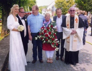 Das Foto erinnert Martin Wieschus künftig immer an einige jener Leute, die ihn mächtig hereingelegt haben: an Ehefrau Ulrike (3.v.r), an den schauspielernden Statiker (2.v.r.), an den echten Pastor Ulrich Bals (r.) und an das schauspielernde Brautpaar (l.), dessen Hochzeit durch den angeblichen Kirchenbrand vermasselt wurde. Repro Scheffler 
