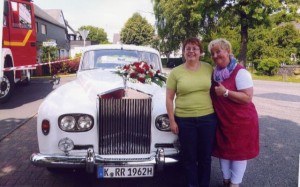 Ulrike Wieschus (r.) und die Glockensachverständige Birgit Müller (l.) freuten sich riesig auf das Gesicht Martin Wieschus` beim Eintreffen auf dem Kirchplatz, wo auch der Rolls Royce der Brautleute stand, deren Hochzeit durch den „Brand“ vermasselt wurde. Repro Scheffler 