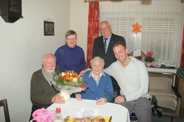 Sohn Hermann, und Schwiegertochter Magdalene gratulierten Wilhelmine Friem ebenso zum 102. Geburtstag wie der stellvertretende Bürgermeister Engelbert Bikowski und Enkel Henning (v.l.). Foto Scheffler 