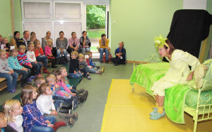Schauspielerin Anja Klein erfreute die Kinder mit den Geschichte der „Prinzessin Erbse“. Foto Scheffler 