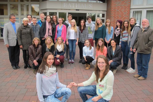 So wie bei Ula Wisniewska und Kathrin Einhaus-Bergmann (im Vordergrund) sind auch zwischen den übrigen Schülern aus Schermbeck und Lublin während der vergangenen Woche Freundschaften gewachsen. Foto Scheffler 