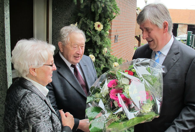Bürgermeister Ernst-Christoph Grüter gratulierte dem Diamanthochzeitspaar Maria und Johann Bienbeck. Foto Scheffler
