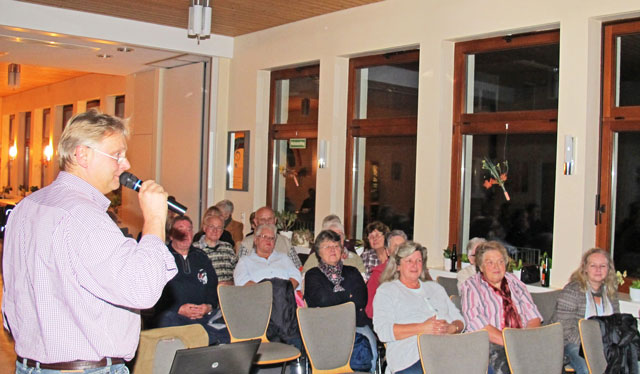 Heimatvereinsvorsitzender Jürgen Höchst moderierte das zweistündige Film-Programm im Gemeindehaus an der Kirchstraße. Foto Scheffler 