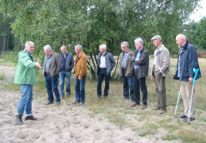 Wilhelm Itjeshorst von der Biologischen Station (links im Bild) erläutert den Landschaftswächtern die Vegetation der Aaper Vennekes.