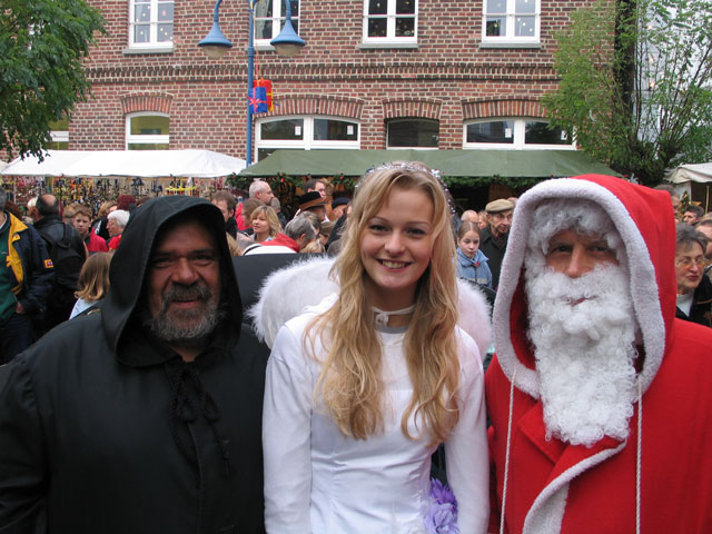 Miriam Höller als Christkind beim Weihnachtsmarkt der Werbegemeinschaft im Jahre 2004. Foto Scheffler