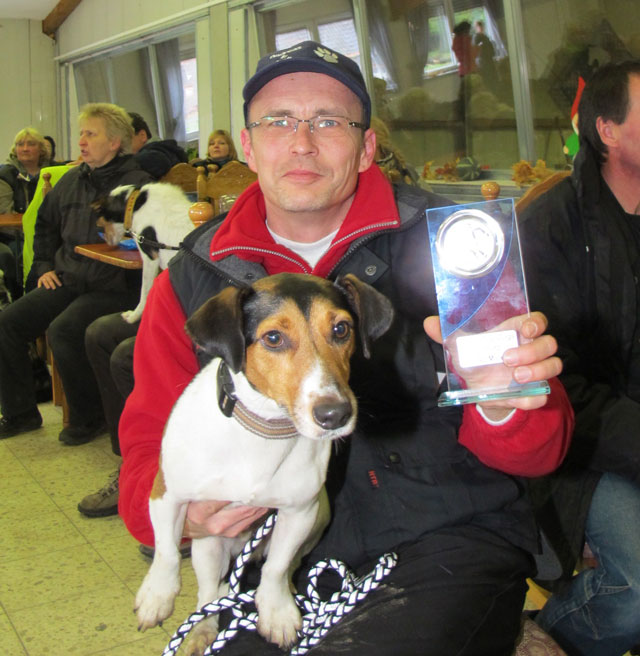 Andreas Hill vom Schäferhundeverein Raesfeld-Erle gewann mit dem vierjährigen Jack Russel Terrier den A-Lauf der Minis in der Leistungsklasse 2. Foto Scheffler   