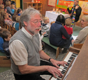 Kirchenmusiker Josef Breuer begleitete die Gesänge der Kinder. Foto Scheffler