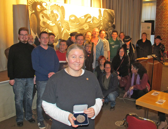 Zahlreiche Mitglieder der Künstlergruppe „Nebelhorn“ begleiteten Carolin Huckenbeck zur Verleihung des Rheinlandtalers ins Begegnungszentrum. Foto Scheffler 