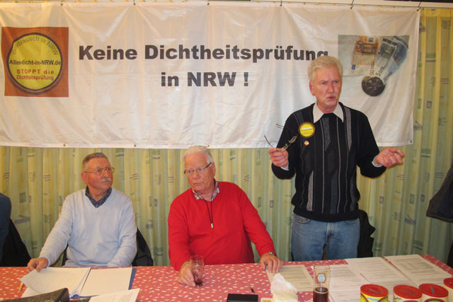 Werner Bischoff, Willi Pohl und Uwe Gellrich (v.l.) warben um Unterstützung der neuen Bürgerinitiative „Alles-dicht-in-Schermbeck“. Foto Scheffler 