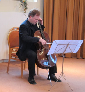 Begleitet wurde der Petrinum-Schüler Tobias Seidel von seinem Musiklehrer Anton Richard mit dem Cello. Foto Scheffler