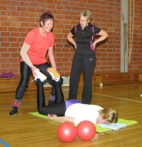 Helga  Müller im Gymnastik-Kurs im Februar 2012. Foto: Helmut Scheffler