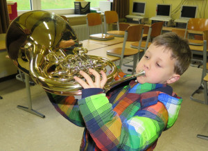 Der sechsjährige Nico Gröger testete das Horn. Foto Scheffler